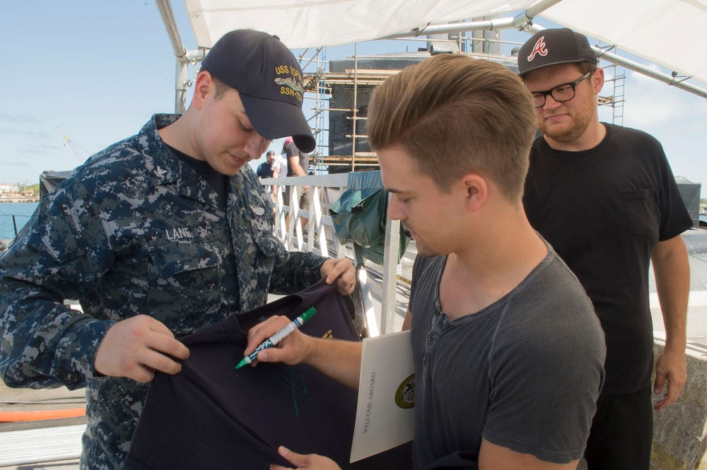 Country Music Singer Hunter Hayes Tours Submarine USS Topeka