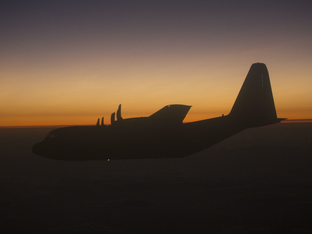 Sumos conduct aerial refueling with Thunderbolts, Green Knights