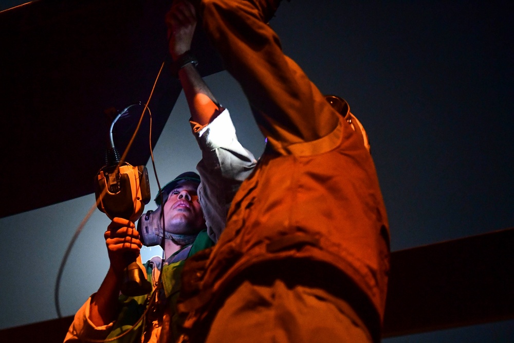 USS San Diego (LPD 22) Embarked Marines Conduct Maintenance