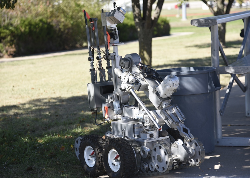 EOD Airmen perform IED training