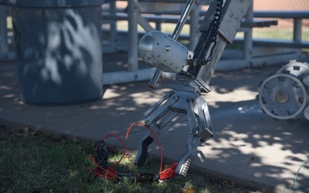 EOD Airmen perform IED training