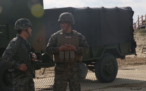 U.S. and Korean Marines conduct bilateral convoy during Mission Rehearsal Exercise