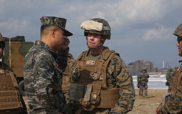U.S. and Korean Marines conduct bilateral convoy during Mission Rehearsal Exercise