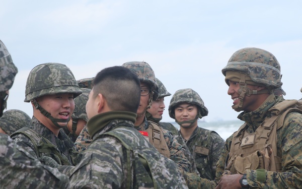 U.S. and Korean Marines conduct bilateral convoy during Mission Rehearsal Exercise