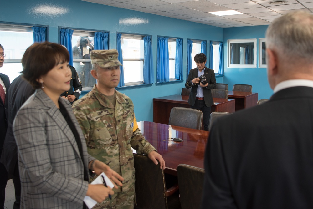 SD and South Korean MinDef visit DMZ