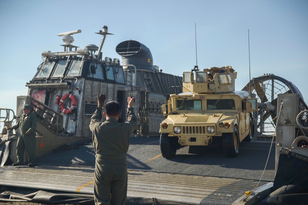 DVIDS - Images - Dawn Blitz 2017 USS Essex (LHD 2) LCAC Operations ...