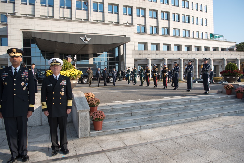 SD and CJCS view South Korean honor guard ceremony