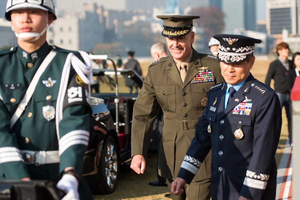 SD and CJCS view South Korean honor guard ceremony