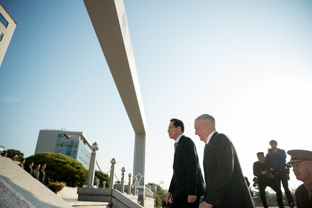 SD and CJCS view South Korean honor guard ceremony