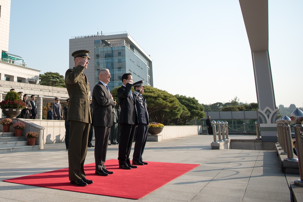 SD and CJCS view South Korean honor guard ceremony