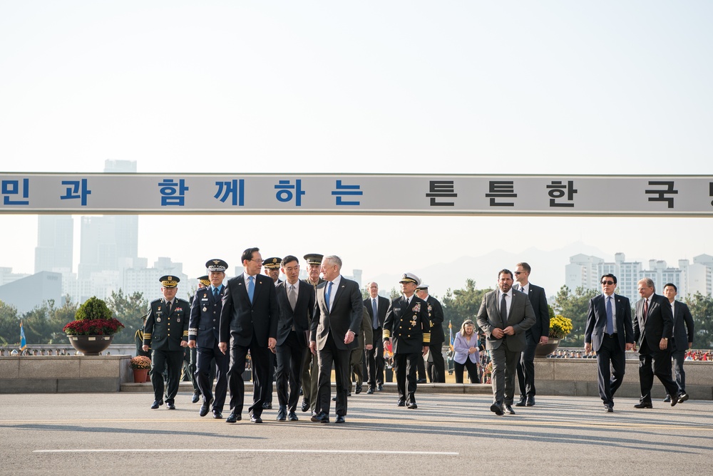 SD and CJCS view South Korean honor guard ceremony