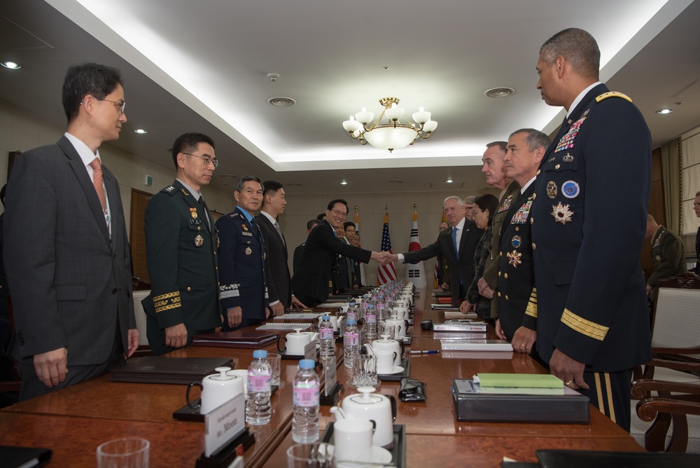 SD and CJCS view South Korean honor guard ceremony