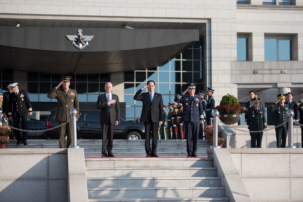 SD and CJCS view South Korean honor guard ceremony