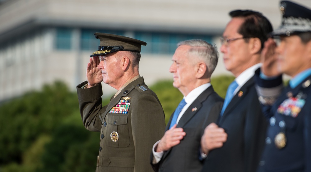 SD and CJCS view South Korean honor guard ceremony