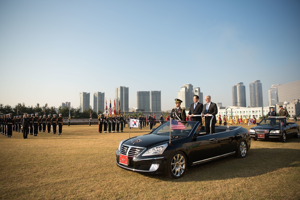 SD and CJCS view South Korean honor guard ceremony