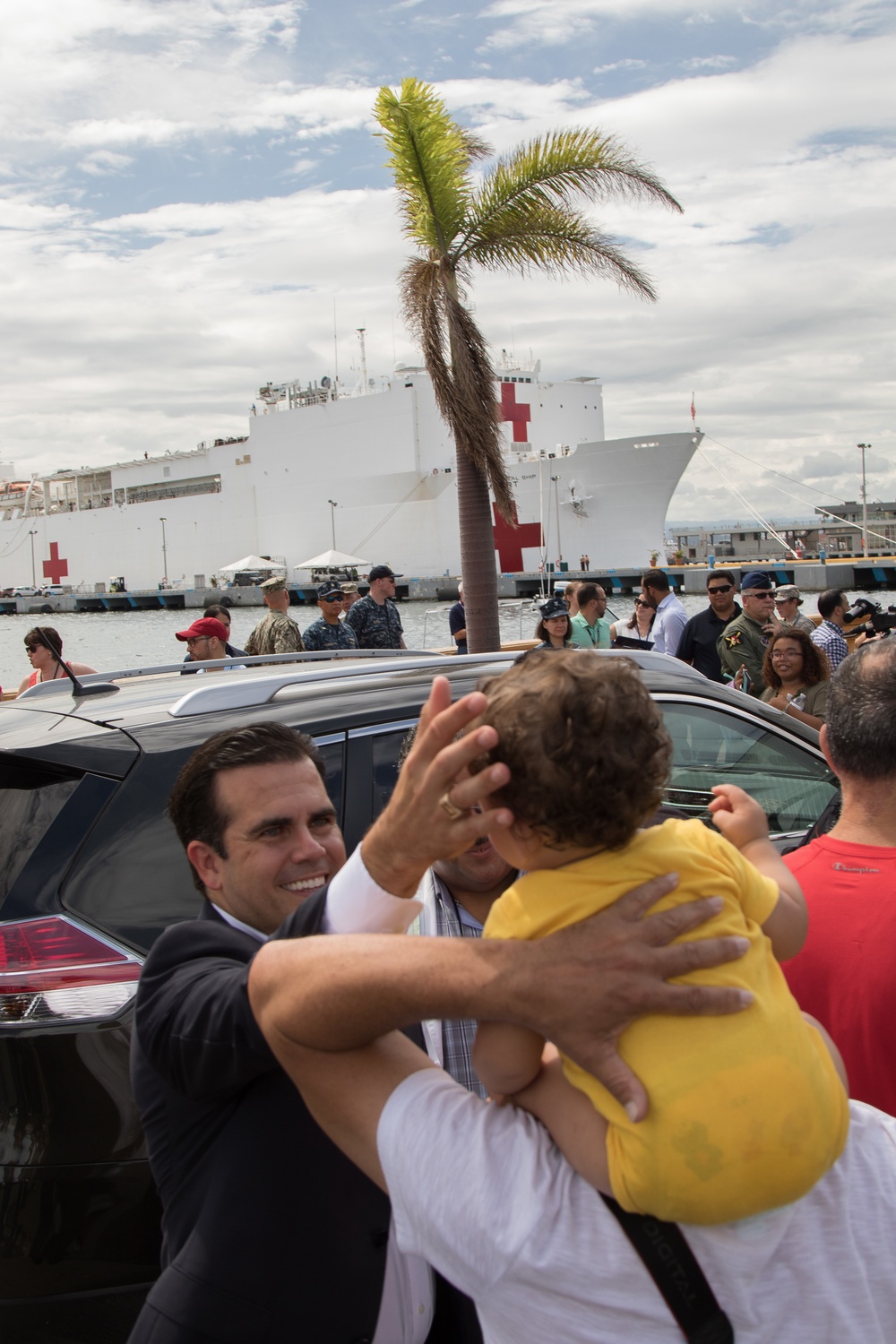 Governor of Puerto Rico Visits USNS Comfort