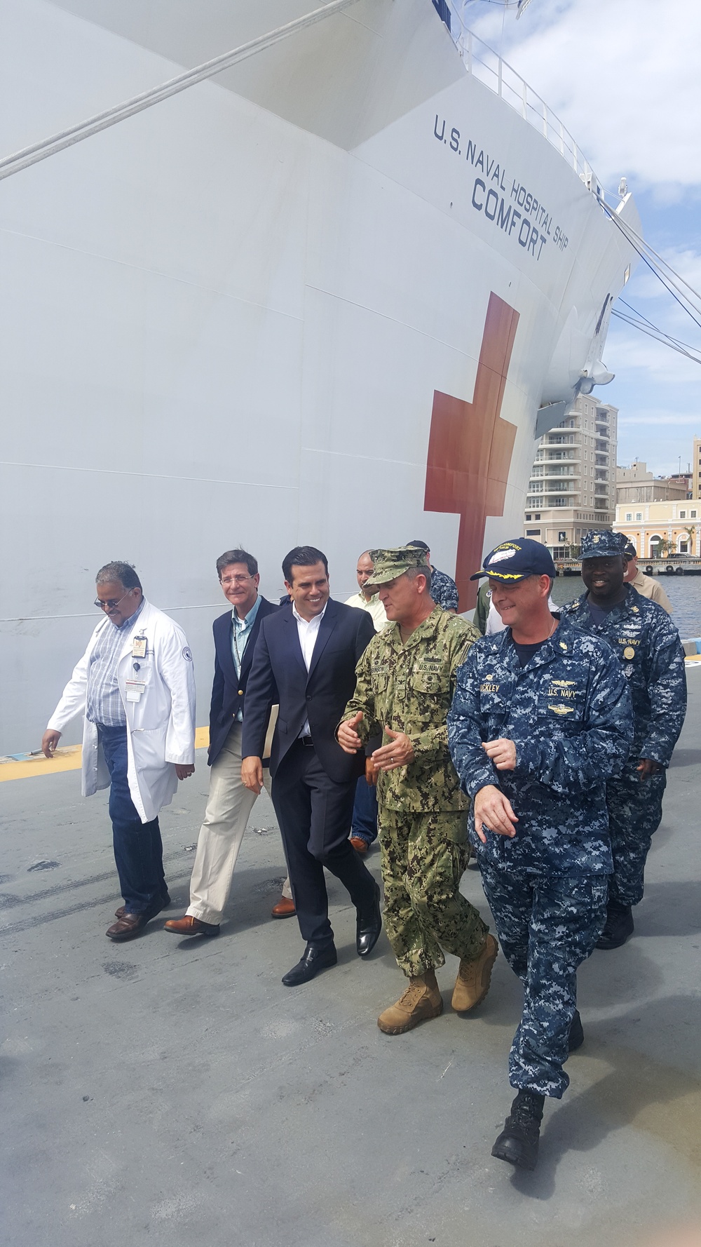 Governor of Puerto Rico Visits USNS Comfort