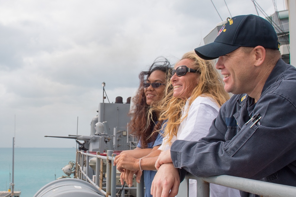 USS Ashland arrives in Okinawa with Mariners