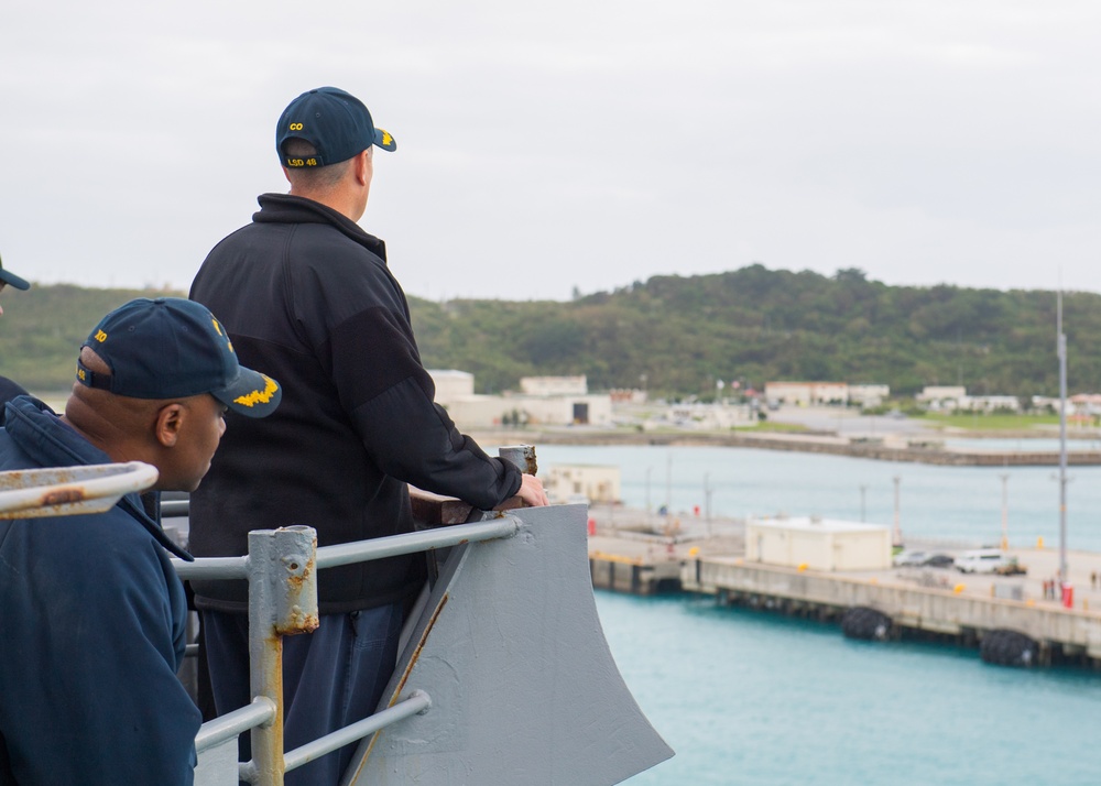 USS Ashland arrives in Okinawa with Mariners