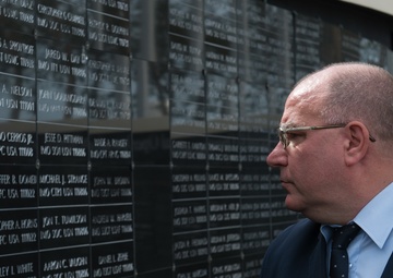 Polish Delegation Lays Wreath at SOF Memorial