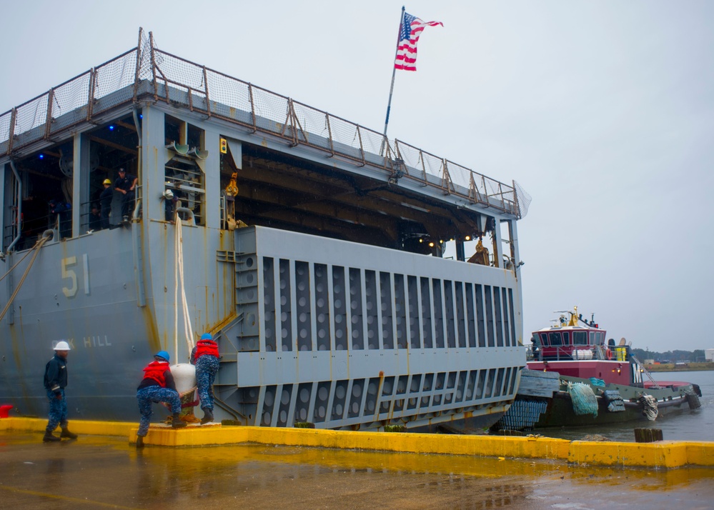 USS Oak Hill Returns to Homeport