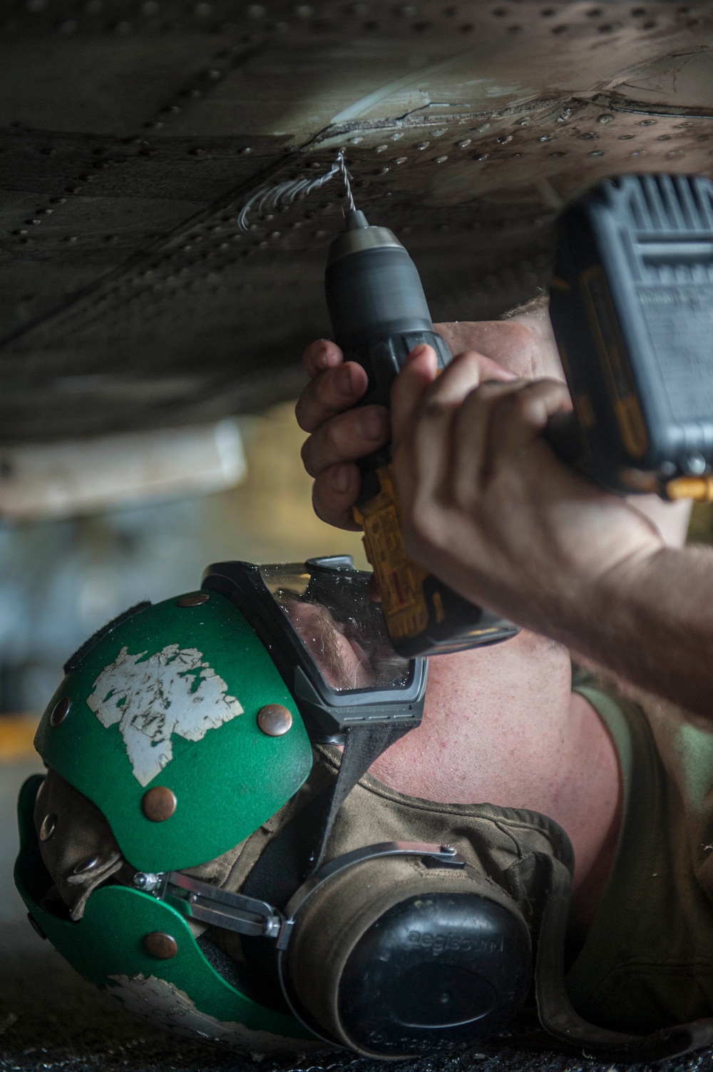 15th MEU Marine conducts aircraft maintenance on USS America