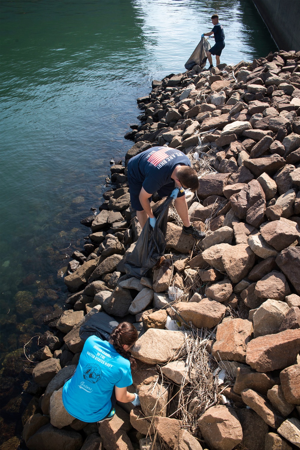 USS Bonhomme Richard (LHD 6) Sailors participate in base waterfront clean up