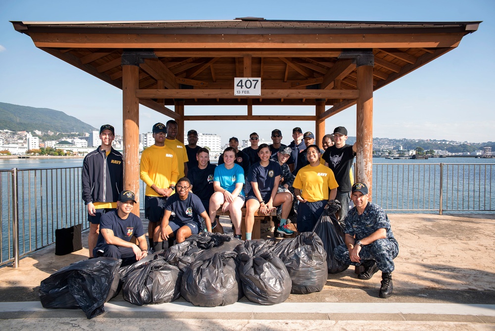 USS Bonhomme Richard (LHD 6) Sailors participate in base waterfront clean up