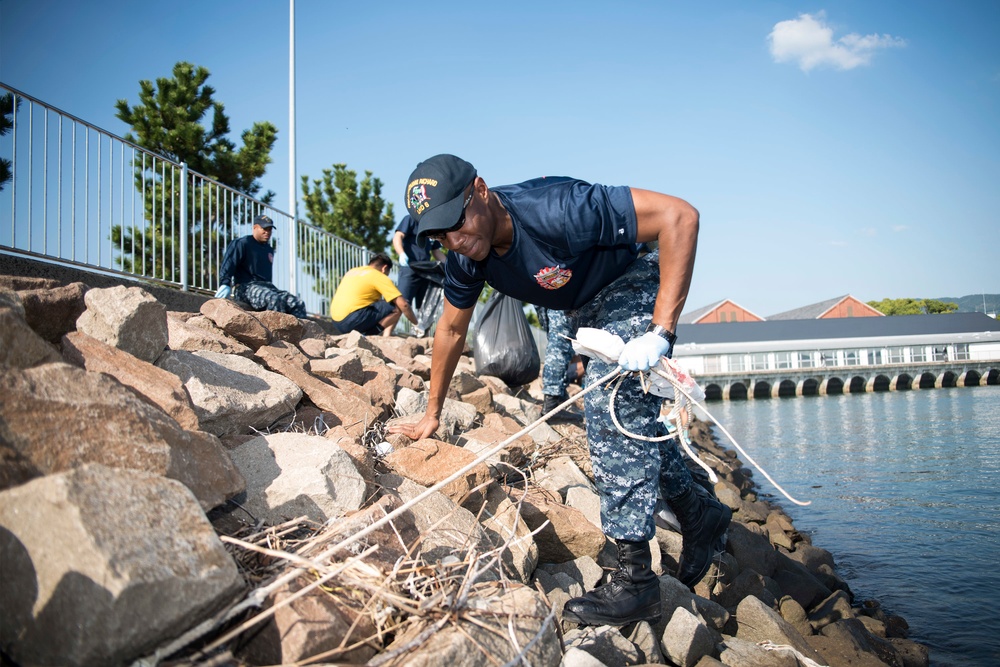 USS Bonhomme Richard (LHD 6) Sailors participate in base waterfront clean up