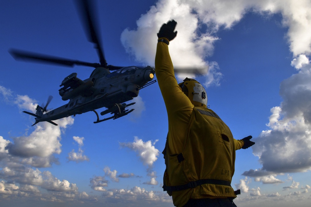 USS San Diego (LPD 22) AH-1Z Viper