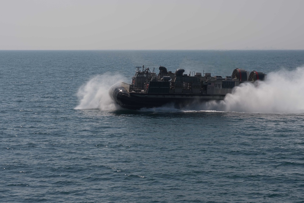 USS Pearl Harbor performs LCAC operations