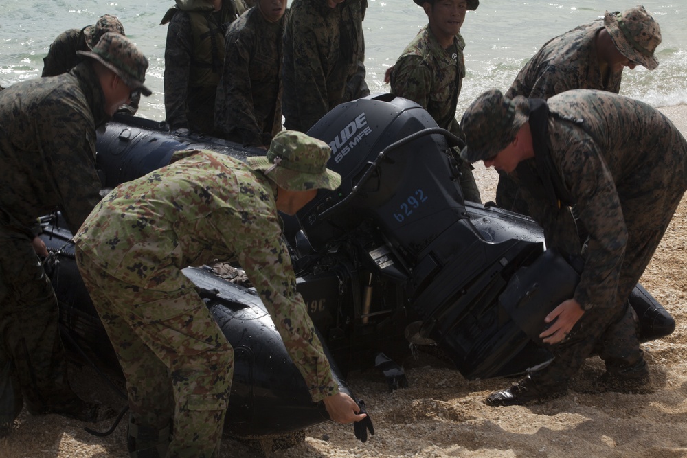 Marines with BLT 3/5 work with JGSDF