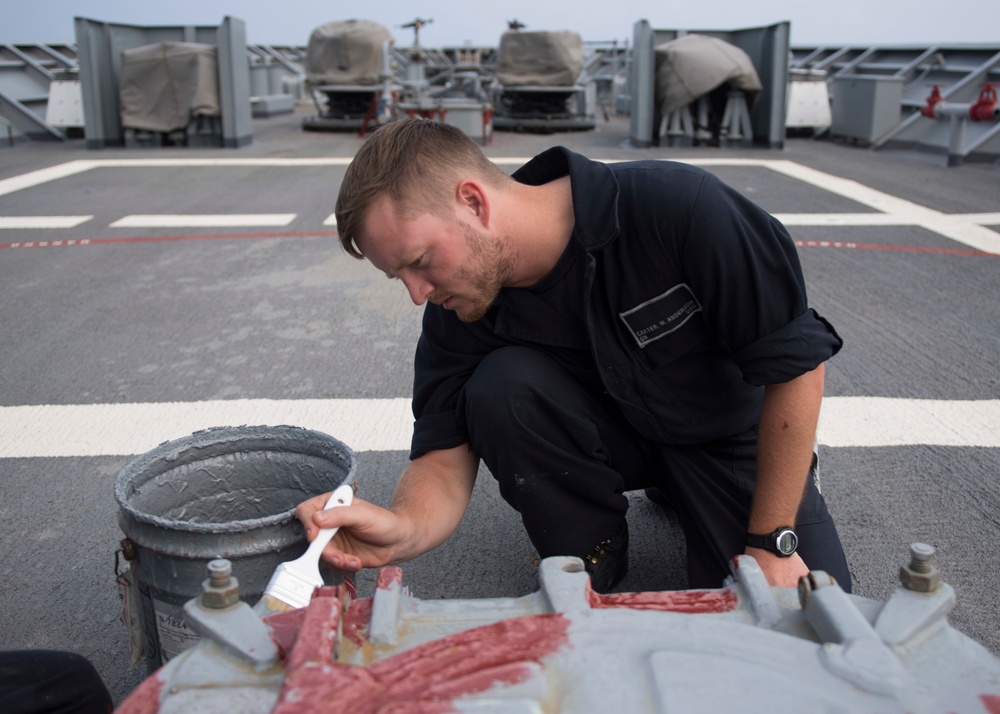 USS Lake Erie (CG 70) Seaman paints a scuttle