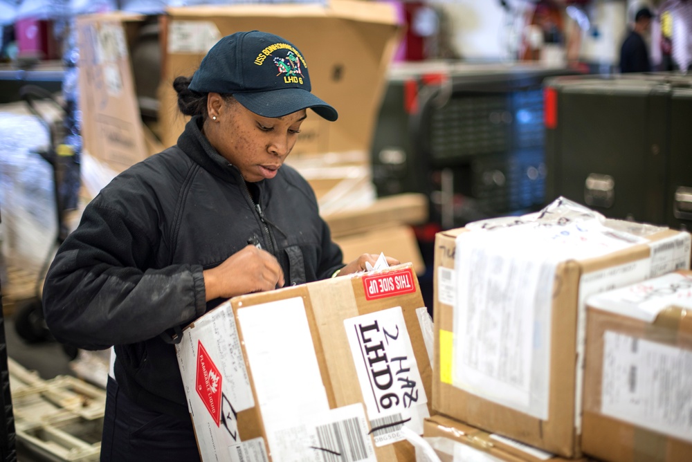 USS Bonhomme Richard (LHD 6) Sailors conduct preservation work