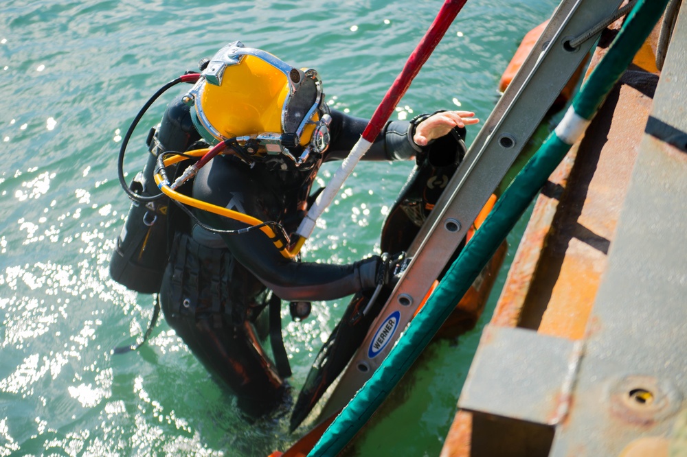 Navy Diver's Underwater Rescue Training