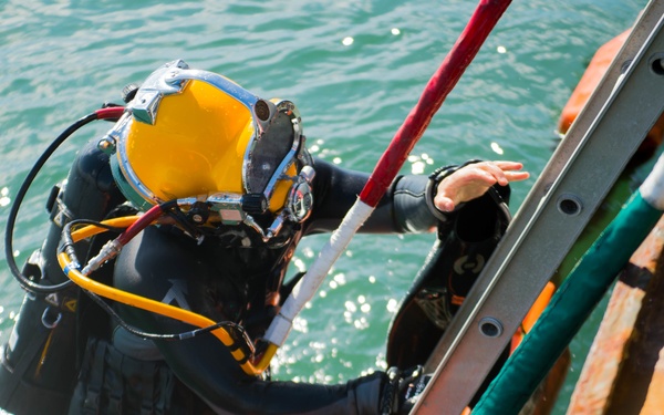 Navy Diver's Underwater Rescue Training