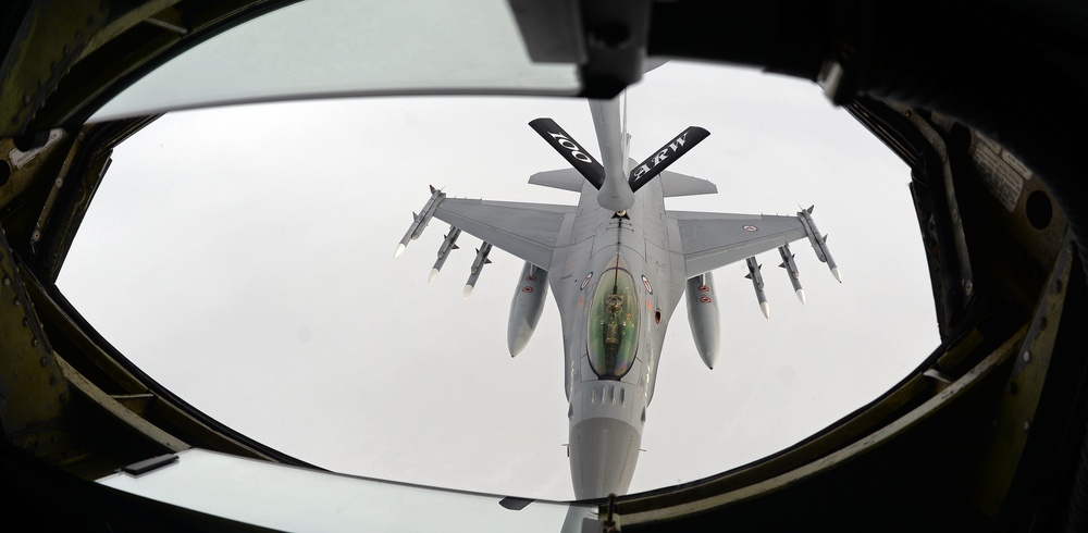 RAF Mildenhall KC-135 refuels Norwegian F-16s