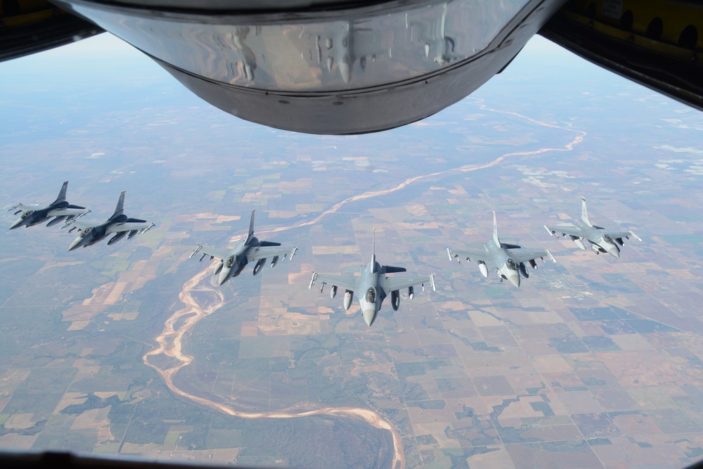 465th ARS refuels Fighting Falcons