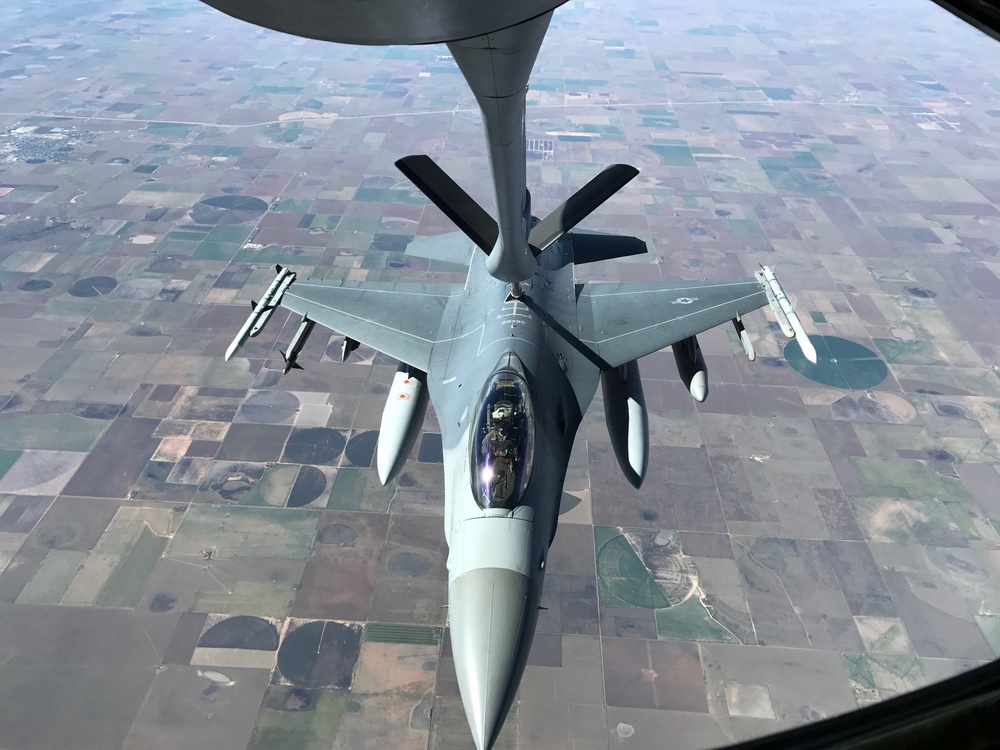 465th ARS refuels Fighting Falcons