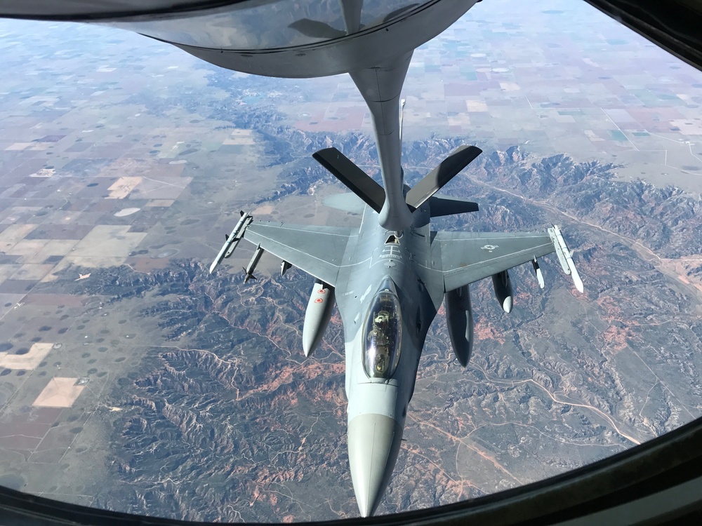 465th ARS refuels Fighting Falcons