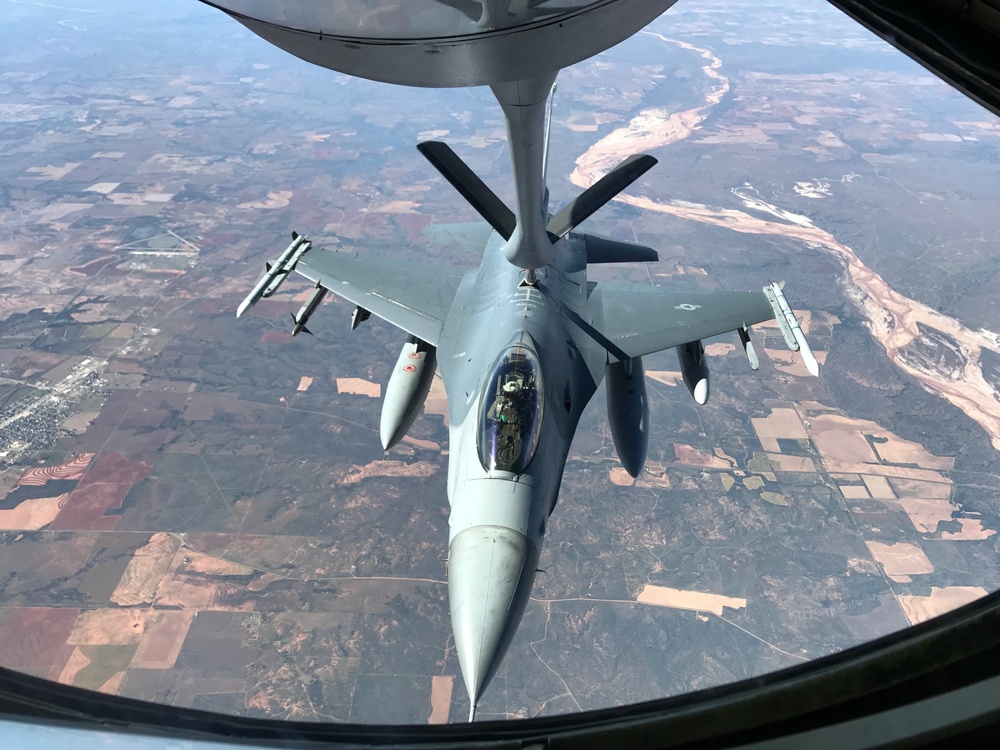 465th ARS refuels Fighting Falcons