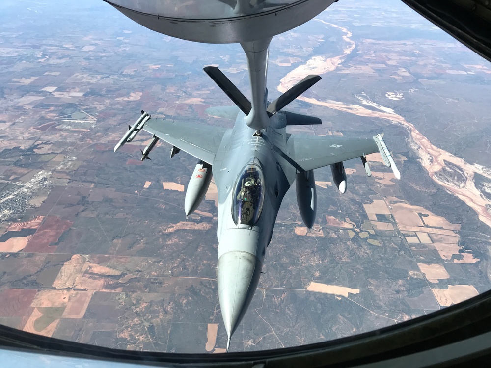 465th ARS refuels Fighting Falcons