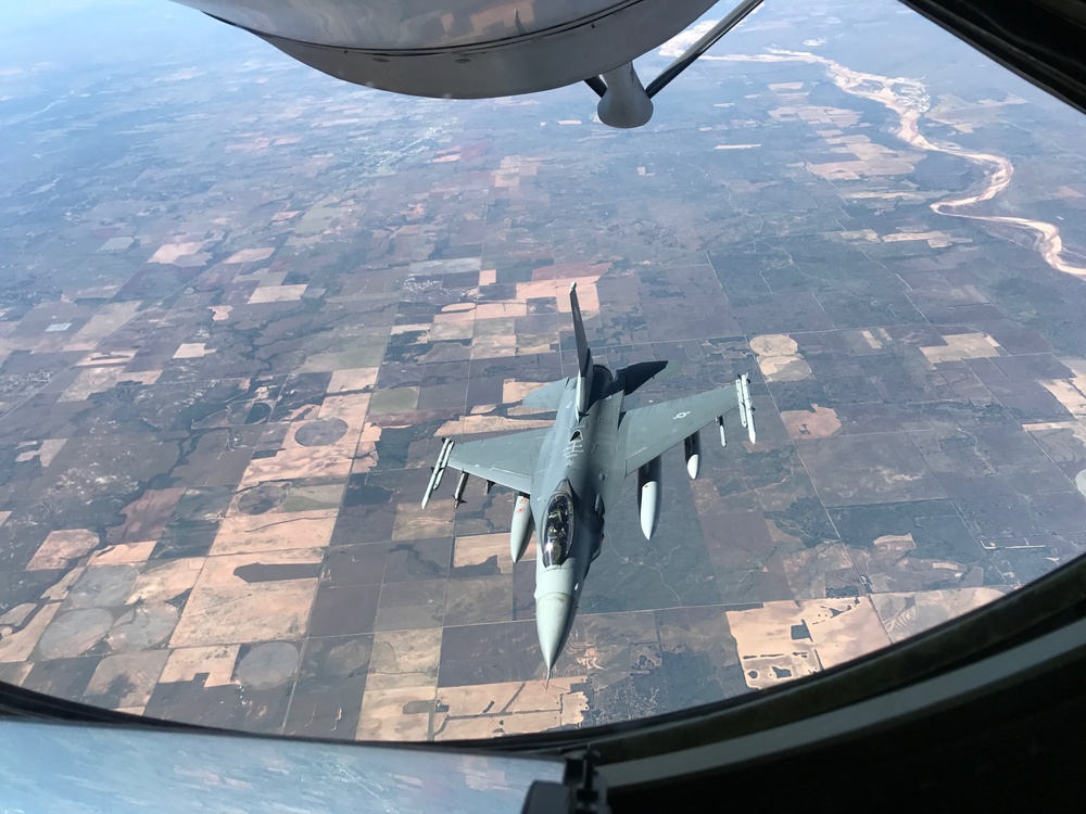 465th ARS refuels Fighting Falcons