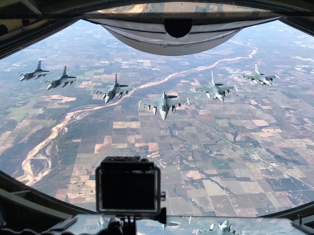 465th ARS refuels Fighting Falcons