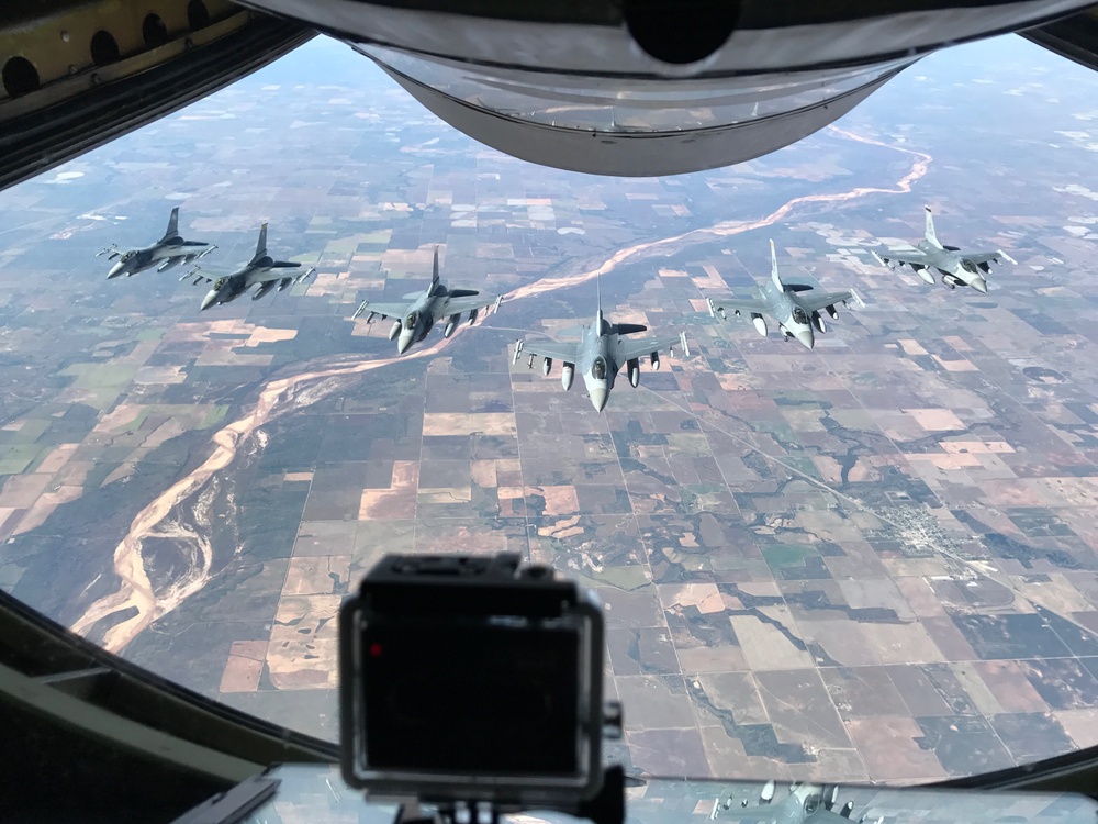 465th ARS refuels Fighting Falcons