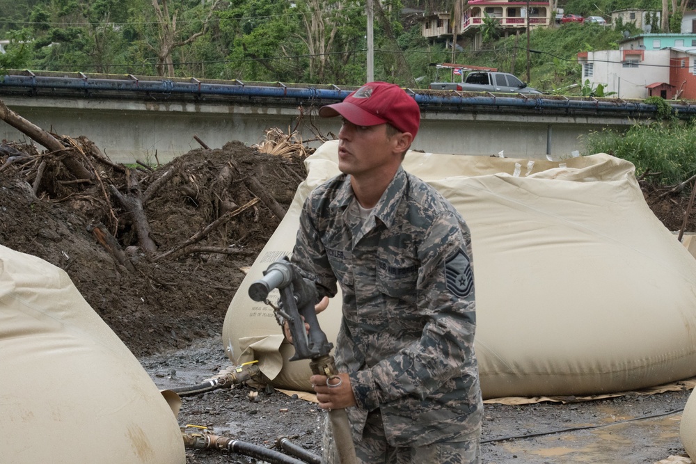 Soldiers supply purified water to Naranjito