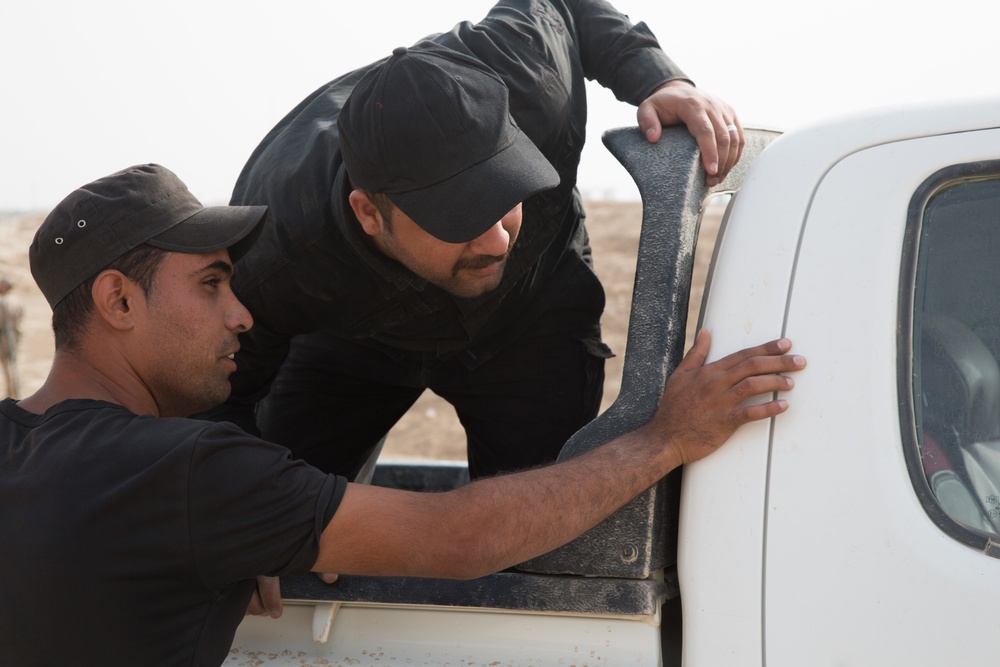 Spanish CJTF-OIR Coalition trainers instruct Iraqi Border Guard recruits