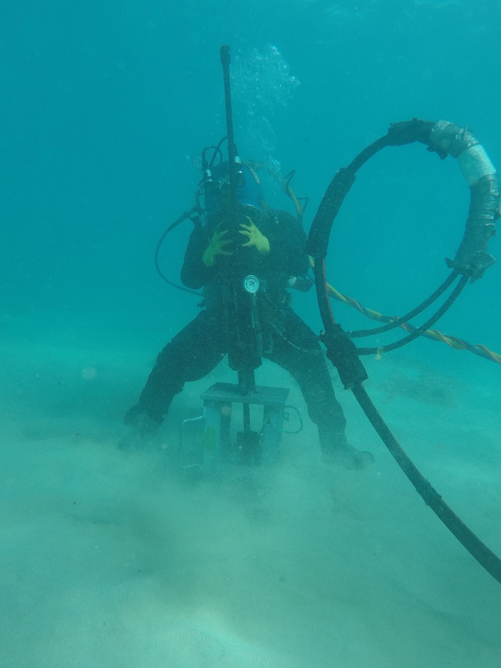 DVIDS Images Responders install underwater moorings near Pacific