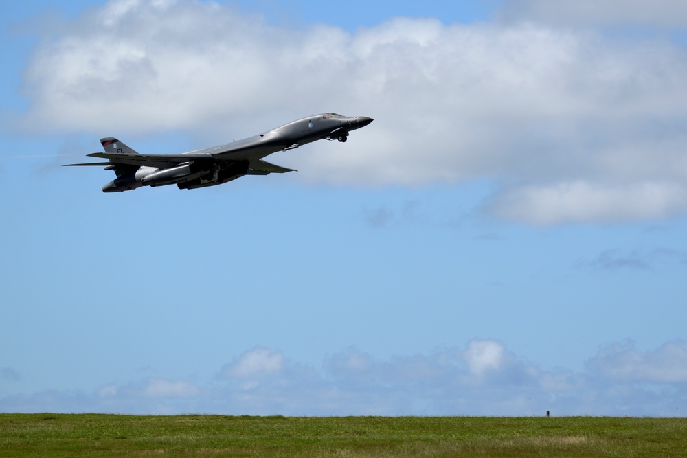 U.S. Air Force, U.S. Navy conduct joint training in the Western Pacific