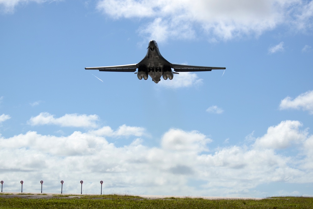 U.S. Air Force, U.S. Navy conduct joint training in the Western Pacific